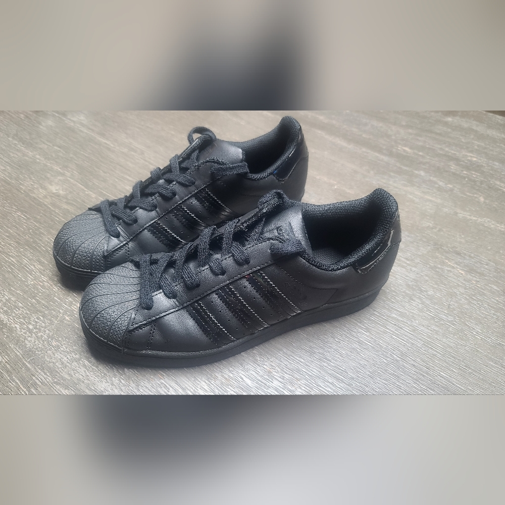 Superstar Adidas boys youth sneakers sz 4, black